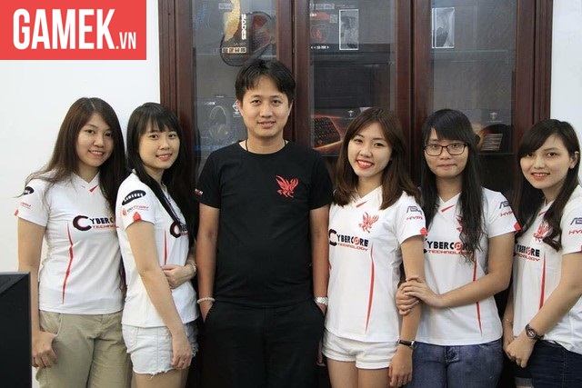 Anh Trần Vĩnh Phúc (Chủ CyberCore Gaming) cùng các thành viên Rage Girls.