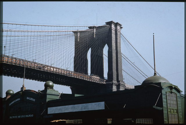 Cận cảnh tháp trên cây cầu Brooklyn nổi tiếng, được biết, tháp cầu này nặng 90.000 tấn và giữ 22.530 km dây cáp cầu văng.
