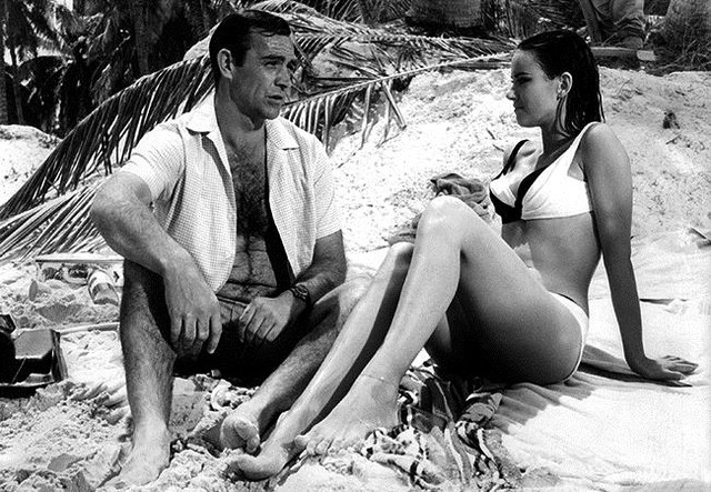  Sean Connery (trong vai James Bond) đang đeo một chiếc Rolex Submariner trong phim Quả Cầu sấm sét - 1965 