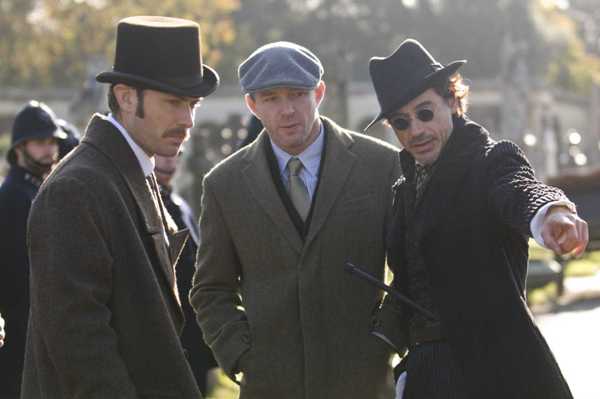 Đạo diễn Guy Ritchie (giữa)&nbsp;đang chỉ đạo diễn xuất cho&nbsp;Robert Downey Jr. và Jude Law