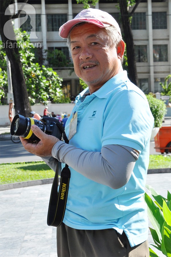  Cũng ở khu vực nhà thờ Đức Bà, chúng tôi gặp ông Duy Giàu (60 tuổi), cũng là một thợ chụp ảnh dạo lâu năm. Ông cho biết “Tôi đến với nghề chụp ảnh là để mưu sinh, nuôi gia đình. Vào những năm 80 thì nghề chụp ảnh rất thịnh ở Sài Gòn nhưng từ khoảng năm 2005 đến nay thì ít dần lượng người thuê chụp ảnh”. 