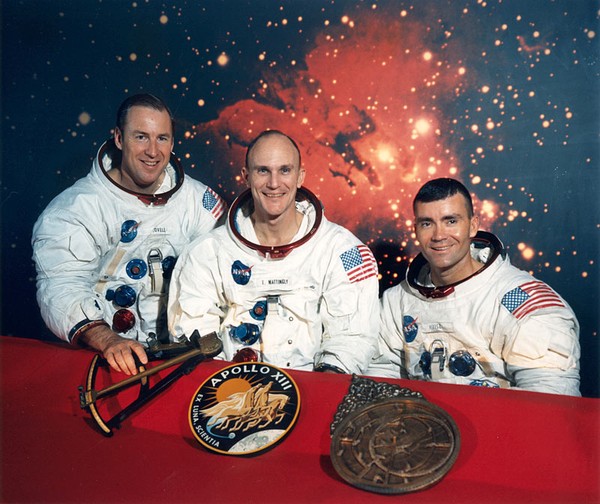  Phi hành đoàn Apollo 13. James A. Lowell, John L. Swigert và Fred W. Haise (từ trái sang phải). 