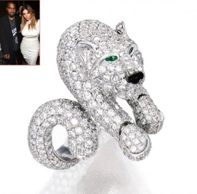 
Nhân dịp Valentine, Kanye West đã tặng Kim Kardashian chiếc vòng tay hiệu Panthere De Cartier Cuff trị giá 70 nghìn USD. Chiếc vòng là một thiết kế độc nhất vô nhị, được làm từ kim cương, vàng, ngọc lục bảo và mã não.
