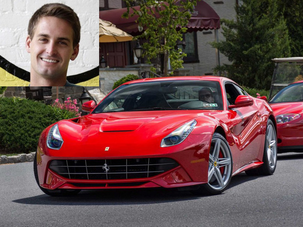  Sáng lập kiêm CEO Snapchat, Evan Spiegel, sở hữu rất nhiều mẫu xe hơi sang trọng. Ngay sau đợt gây quỹ Series B cho Snapchat, Spiegel đã sắm một chiếc Ferrari. Những chiếc xe mang thương hiệu Ferrari thường có giá từ 188.000 tới trên 400.000 USD. 
