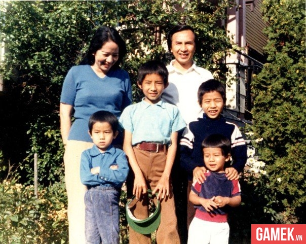 Lê Minh khi còn nhỏ (giữa) cùng với gia đình tại Canada