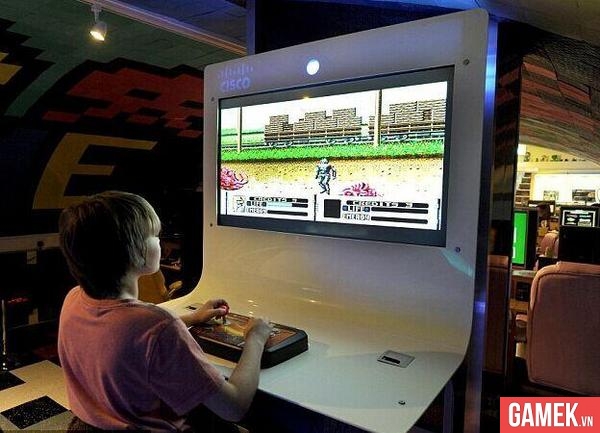 
Cửa tiệm có trang bị hai màn hình rộng với đầy đủ bộ điều khiển dành cho ai yêu thích những sản phẩm game arcade

