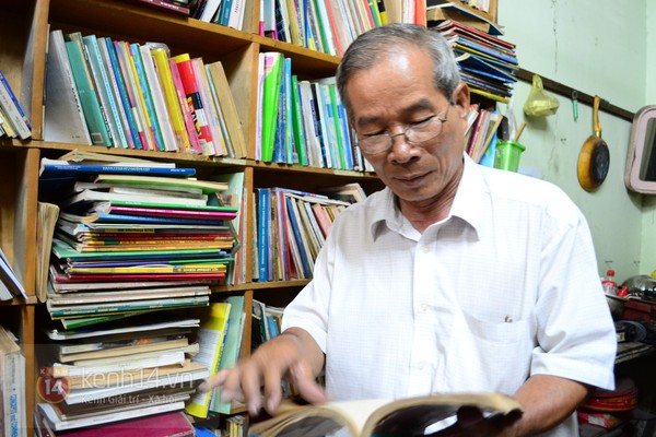 Ông Cang (63 tuổi) vừa là khách hàng lâu năm, vừa là bạn đàm đạo sách ưng ý của ông Trí.