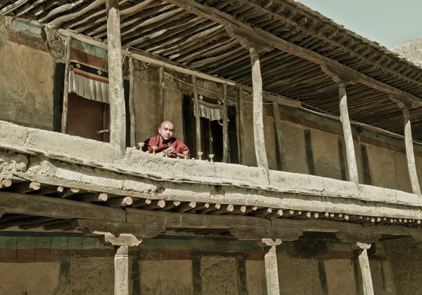 Gyatsoling Rinpoche là một thầy tu Tây Tạng 25 tuổi. Anh sống ở Đền Pinto Lin ở Changdu, Tây Tạng. Anh bắt đầu mua sắm trực tuyến vào năm ngoái và thường sử dụng Internet để mua những hàng hóa như đèn dầu và nến để sử dụng trong đền.