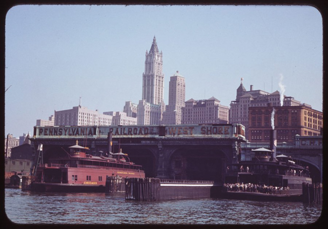 Ảnh chụp phà đang trên đường cập bến vào phố Liberty, tháng 9 năm 1941.