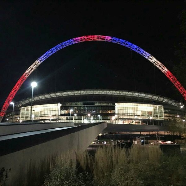 Sân vận động quốc gia Wembley tại Anh đổi màu theo quốc kỳ nước Pháp. 