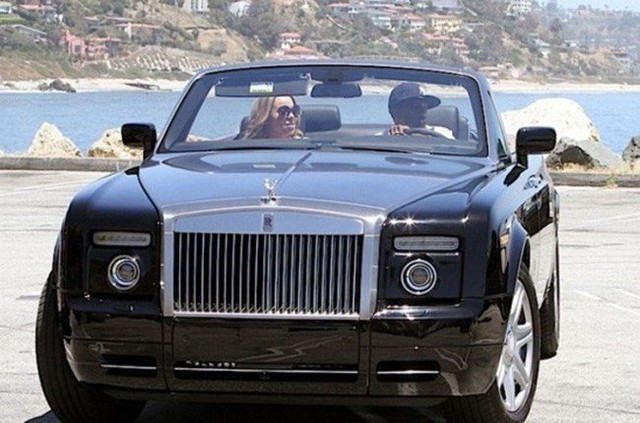 
Rapper kiêm danh hài Nick Cannon tặng cho vợ Mariah Carey một chiếc Rolls Royce Phantom trị giá 400 nghìn USD để bày tỏ tình cảm của mình với nữ diva.
