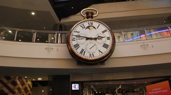 
Chiếc đồng hồ cực bự trong một khu mua sắm.
