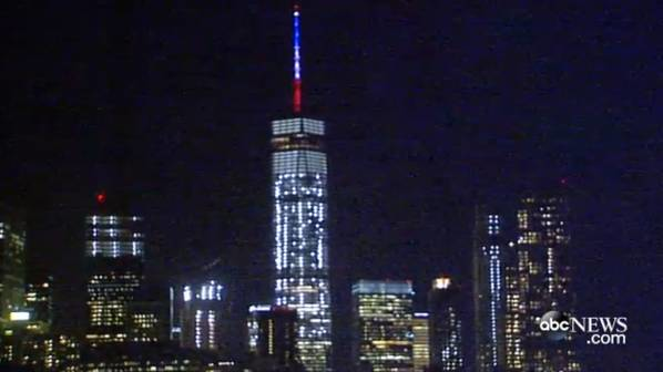  Tòa nhà One World Trade cũng chuyển sang 3 sắc màu xanh - trắng - đỏ để cầu nguyện cho Paris. 