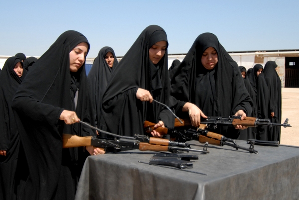  Ak-47 dễ sử dụng đến mức phụ nữ cũng có thể thành thạo việc lắp ráp, bảo dưỡng súng. 