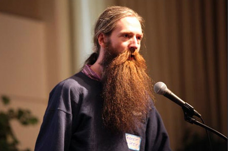  Aubrey De Gray trong một buổi phát biểu về tuổi thọ con người năm 2010 tại London. 