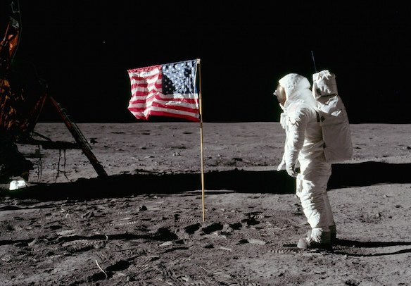  Buzz Aldrin thực sự đặt chân lên Mặt trăng? Hay đó chỉ là một âm mưu của NASA 