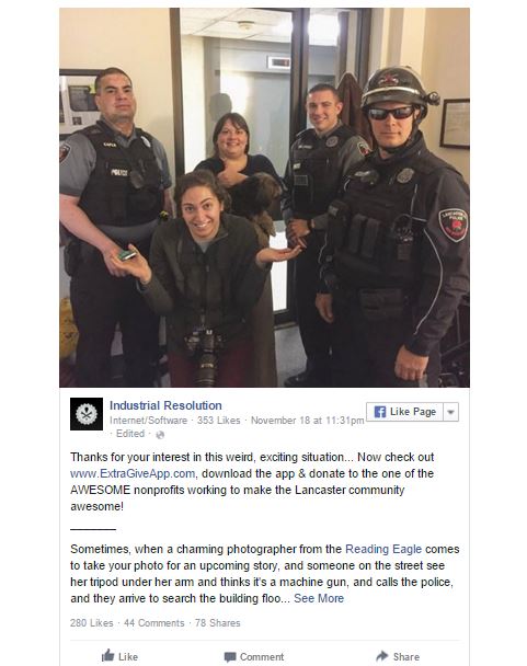  Đội cảnh sát Lancaster chụp ảnh cùng nữ nhiếp ảnh gia bị hiểu nhầm là tay súng định tấn công tòa nhà. 