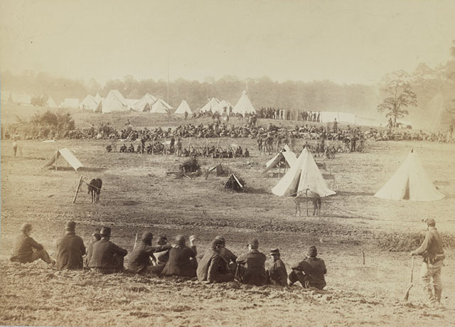 Và cuối cùng, phần hậu cảnh được lấy từ ảnh chụp cảnh tù nhân ly khai trong cuộc nội chiến ở trận đánh đồi Fisher, Virginia năm 1864.