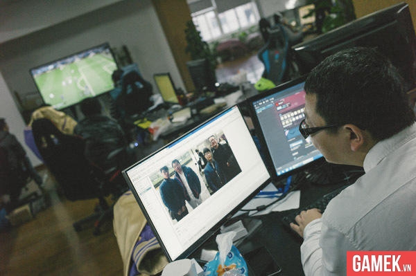 
Gần đây, anh Chu đã tự mình sáng lập một công ty chuyên stream các giải đấu eSports lớn nhỏ ở cả trong và ngoài nước. Trang fanpage trên weibo cũng thu hút tới gần triệu fan theo dõi. Nhân lực trong công ty đều là những game thủ, có niềm đam mê thực sự với game
