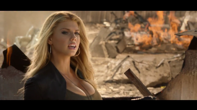 
Charlotte McKinney trong quảng cáo mới của Call of Duty.
