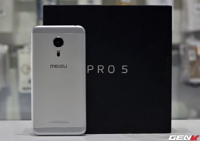  Mặt lưng của Meizu Pro 5 khiến người dùng liên tưởng tới những chiếc iPhone 6 hoặc iPhone 6s 