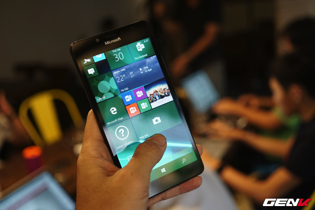 Lumia 950 màu đen sẽ được tặng kèm miễn phí. 