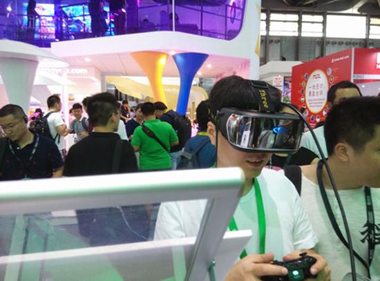 Khách tham quan sử dụng thử kính VR ở ChinaJoy 2014