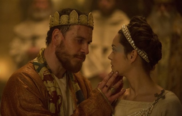 
Michael Fassbender và Mario Cotillard trong phim Macbeth.
