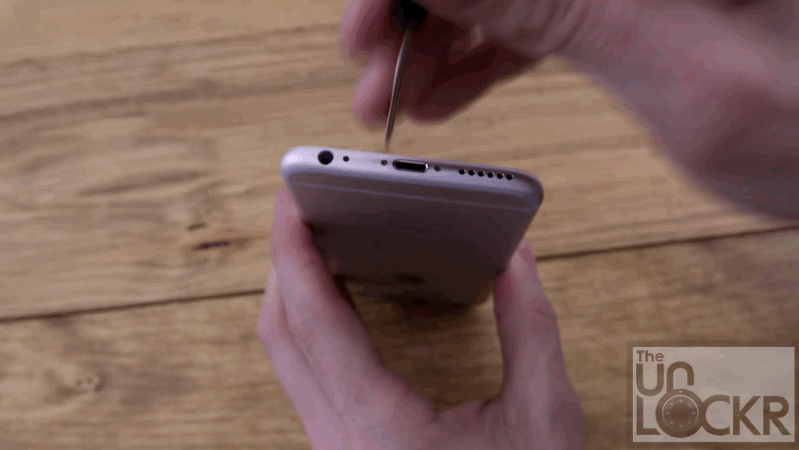  Bắt đầu rã máy bằng việc tháo 2 con ốc ở cạnh dưới chiếc iPhone 6. 