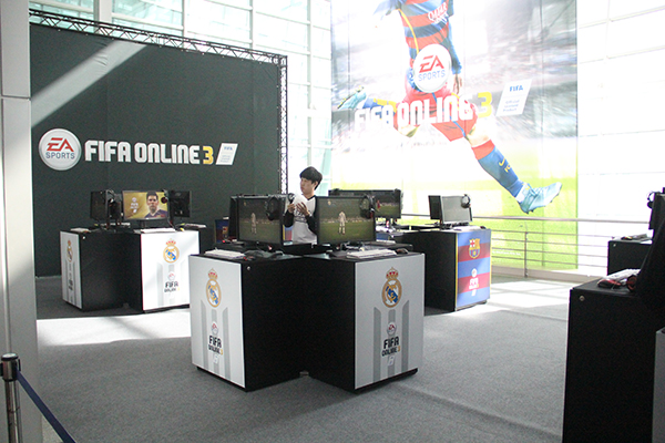 
Bên ngoài sân khấu Asian Cup 2015, khu vực trải nghiệm FIFA Online 3 dành cho người xem đến tham dự.
