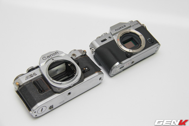 Canon AE-1 khi so sánh với thiết kế hoài cố trên máy Fujifilm X-T10.