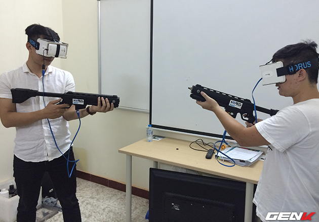  Chơi thử game Combat VR Shooter giữa 2 người chơi. 