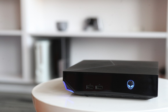  Máy chơi game nhỏ gọn Alienware Alpha vô cùng đẹp mắt. 