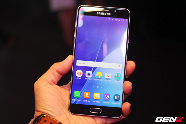  Galaxy A5 có kiểu dáng, thiết kế tương tự Galaxy A7, có điều kích cỡ nhỏ hơn. 