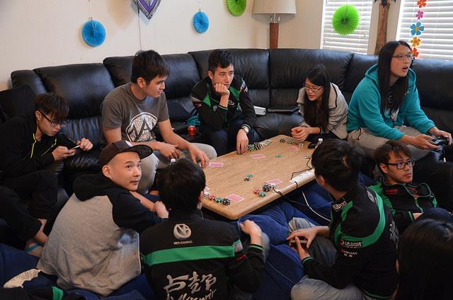 Các thành viên của Vici Gaming đang đấu “sát phạt” nhau trên bàn Poker.