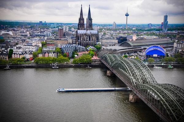 Cầu cảng Cologne bắt ngang qua dòng sông Rhein thơ mộng.