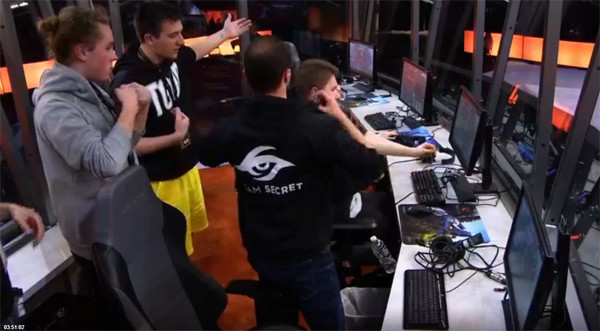 
Arteezy rất gay gắt với đồng đội cũ Kuroky.
