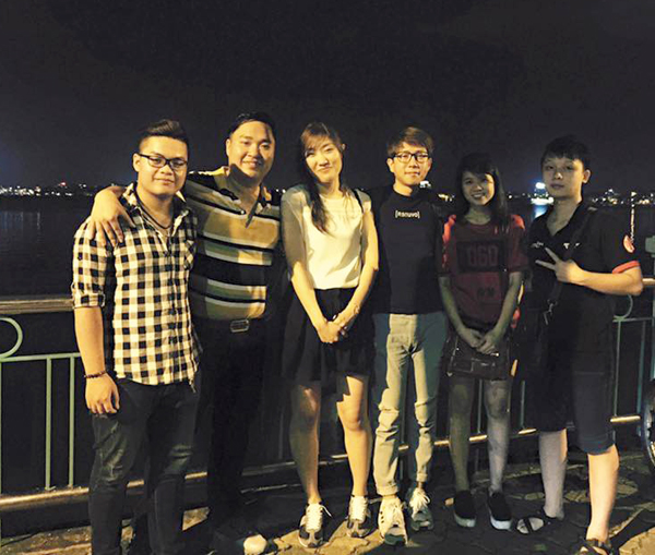 
Bức ảnh Hiếu chụp cùng đại diện SmileGate (nhà phát triển game CrossFire tại Hàn Quốc) trong một lần họ đến thăm Việt Nam
