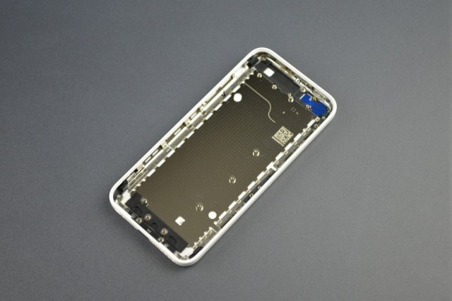 
Phía dưới lớp vỏ nhựa của iPhone 5C là một bộ khung kim loại gia tăng độ bền cho thân máy.
