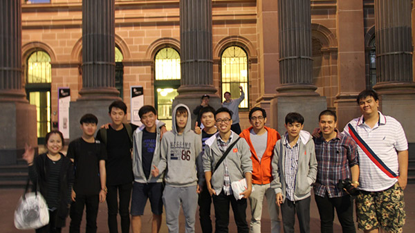 
Nhóm du học sinh tại Úc chụp ảnh cùng đoàn Siêu Sao Liên Minh Huyền Thoại Việt Nam.
