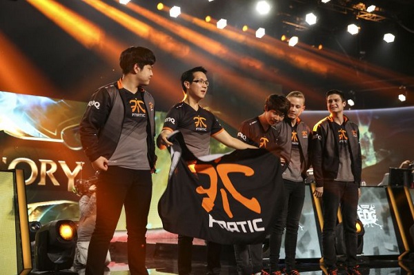 
Lá cờ Fnatic luôn được YellOwStaR giữ trong lòng.
