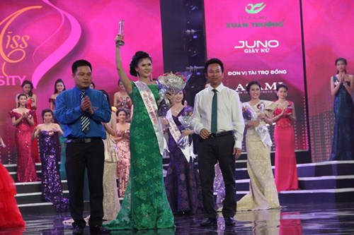 Khoảnh khắc Vũ Lan nhận giải trong đêm chung kết Nữ sinh Việt Nam duyên dáng