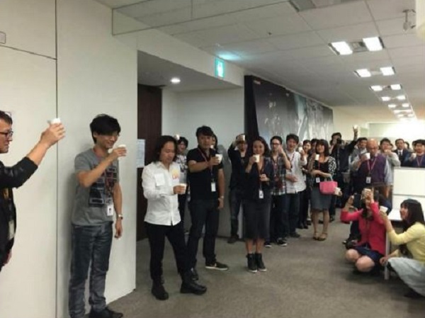 Bức hình chụp do một người đến tham dự buổi tiệc cung cấp sau khi Konami phủ nhận sự ra đi của Hideo Kojima.