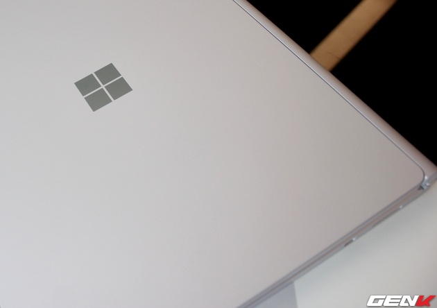  Mặt trước của Surface Book có logo Windows 