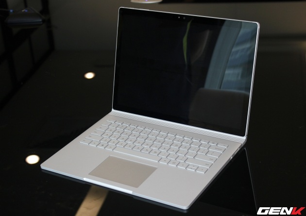  Surface Book ở dạng laptop truyền thống 
