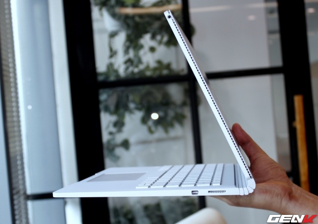  Cảm giác Surface Book rất gọn nhẹ, có thể cầm trên tay dễ dàng 