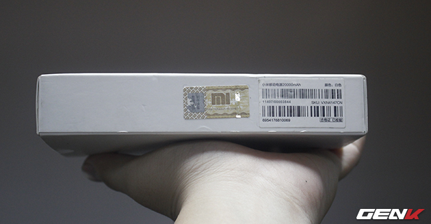 Mặt hông vẫn là tem chống hàng giả kèm code check của Xiaomi.