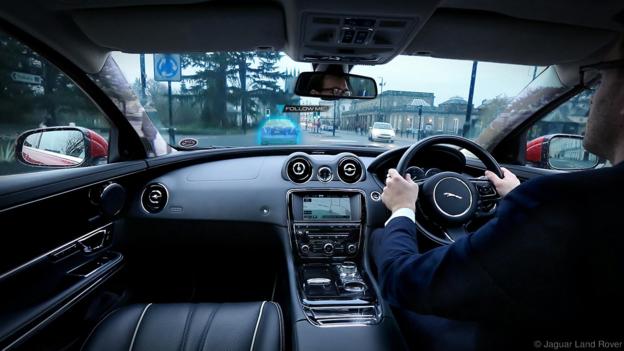 Công nghệ tương tác thực tế ảo trên kính chắn gió của hãng Jaguar Land Rover.