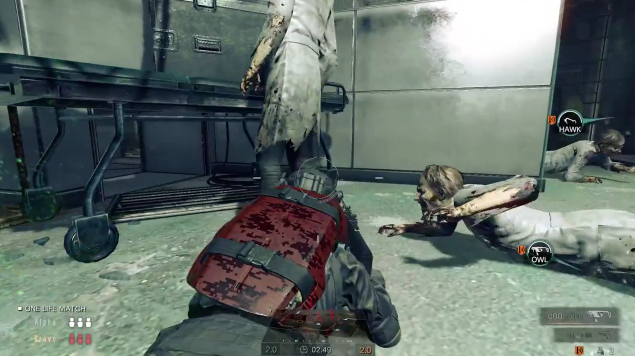 
Người chơi có thể thoải mái di chuyển xung quanh zombie, thậm chí là... nằm cạnh luôn như thế này.
