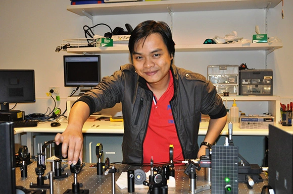 
Trần Trọng Toàn, tác giả đứng đầu nghiên cứu làm việc trên một thiết bị phát photon.
